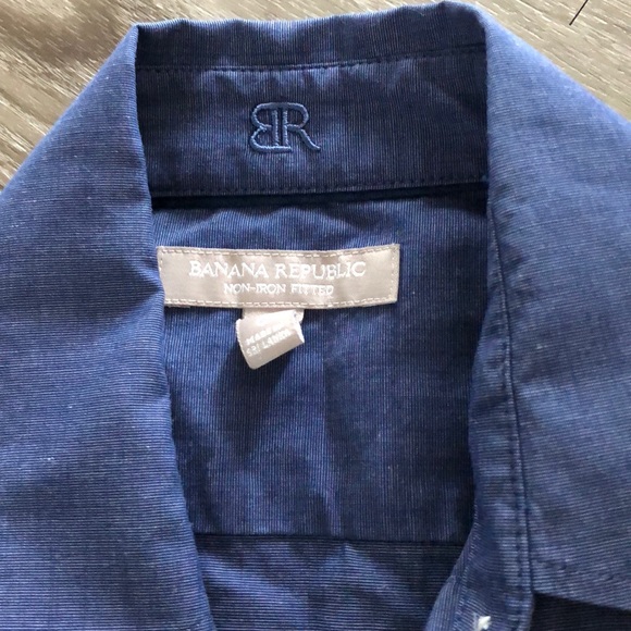 Banana Republic Tops - petite Banana Republic non- iron fitted button up Banana Republic Tops - petite Banana Republic non- iron fitted button up